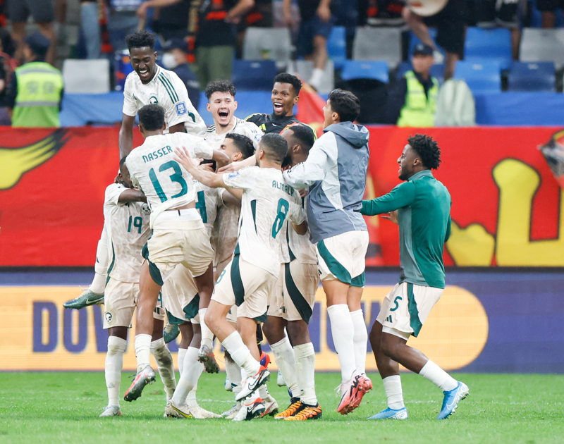 关于荷甲赛后再迎强敌；塞维利亚造点机会；主帅态度：媒体盛赞；临场指挥获称赞的信息